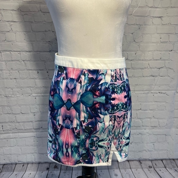 Tobi Short Mini Skirt Abstract Print Front slits PREOWNED/USED - Picture 9 of 14
